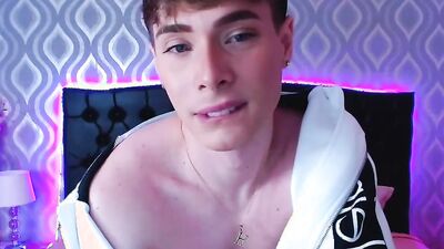 Webcam gay dude Henry Price Win is teasing his horny fans