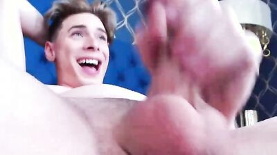 Henry Price Win enjoys jerking off while his fans are watching