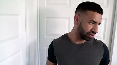 Guy jizzes on his tummy while being fucked in the ass