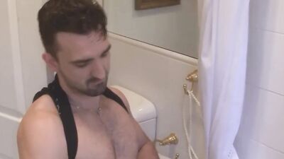 Amateur bloke is masturbating while shoving a dildo into his ass