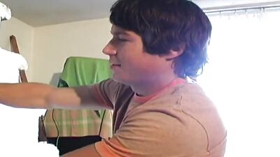 Twink goes down to give his jock boyfriend a blowjob