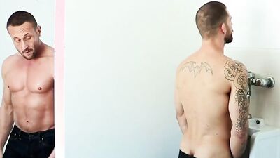 Two fit guys give each other deepthroats and fuck hard