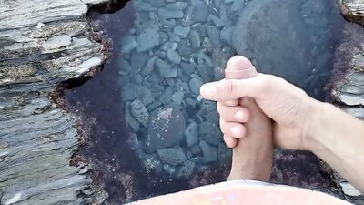 Hung dude goes outside to film himself jerking off in nature