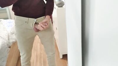 Amateur guy in an attractive outfit jerks off in front of a mirror