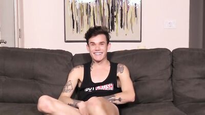 Inked and skinny dude shoves a dildo in his ass and jerks off