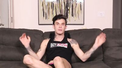 Inked and skinny dude shoves a dildo in his ass and jerks off
