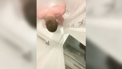 Amateur bloke is posing naked while taking a hot shower