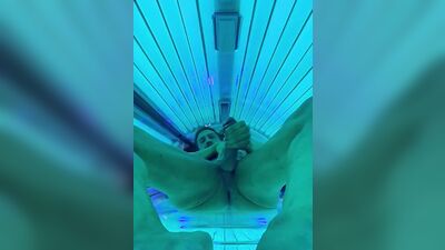 Beefed dude is stroking his prick inside a tanning room