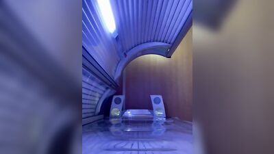 Beefed dude is stroking his prick inside a tanning room