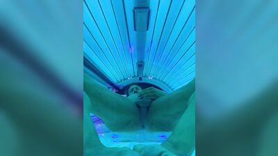 Beefed dude is stroking his prick inside a tanning room