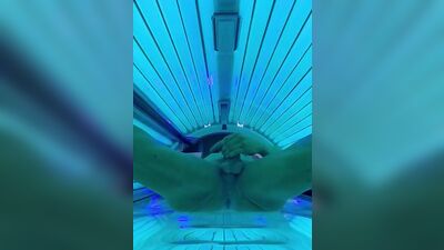 Beefed dude is stroking his prick inside a tanning room