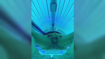 Beefed dude is stroking his prick inside a tanning room
