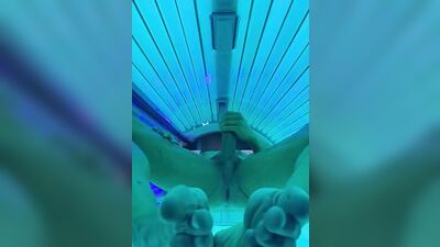 Beefed dude is stroking his prick inside a tanning room