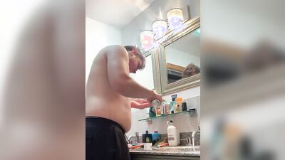 Noob rubbing dick in the tub
