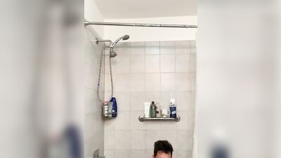 Noob rubbing dick in the tub