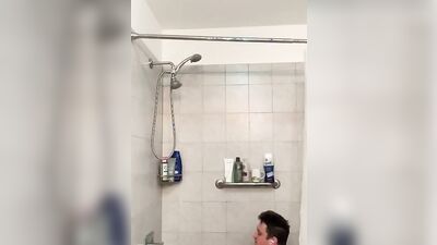 Noob rubbing dick in the tub