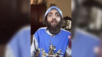 Rock Mercury is chatting with his fans on live webcam show