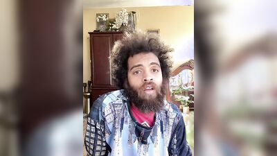 Dashing guy with a sexy beard does a juicer review