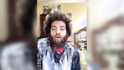 Dashing guy with a sexy beard does a juicer review