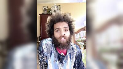 Dashing guy with a sexy beard does a juicer review
