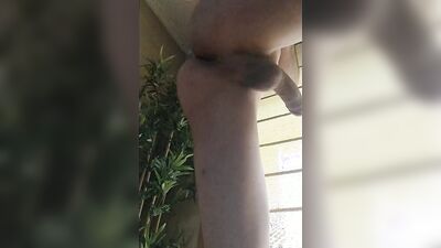 Webcam dude teases with his bubble butt and plays with a sex toy