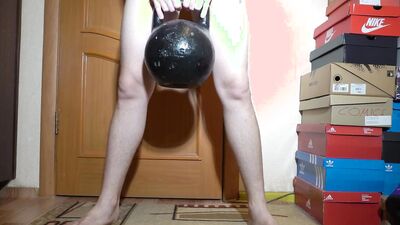 Kinky man shows his cock and ass while working out