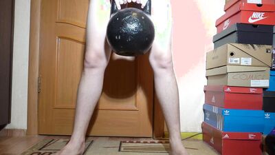 Kinky man shows his cock and ass while working out