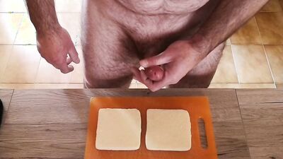 Cicci77 prepares sandwiches with sperm for his friends !!