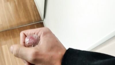 Amateur bloke is jerking off in front of the mirror