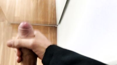 Amateur bloke is jerking off in front of the mirror