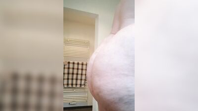 Amateur bear is jerking off in front of the camera