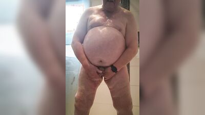 Amateur bear is jerking off in front of the camera