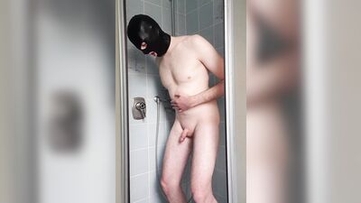 Amateur masked chap films his solo performance inside the shower