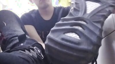 Amateur twink flashes his feet and plays woth a cock