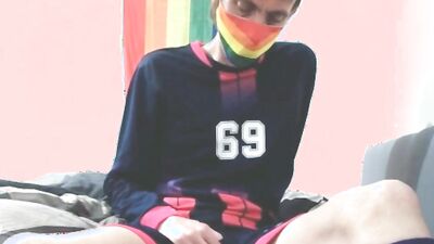 Masked chap is stroking his big dick in this homemade video