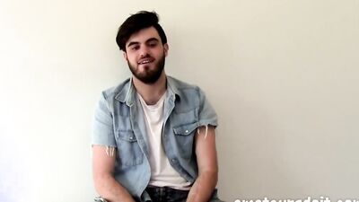 Bearded amateur bloke is jerking his willy in front of the camera