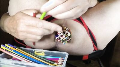 Amateur perverted chap is stretching his hole in this video