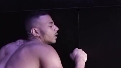 Riley Mitchel & Zario Travezz are barebacking in the club toiled