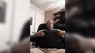 Amateur bloke is flashing his BBC in this homemade video