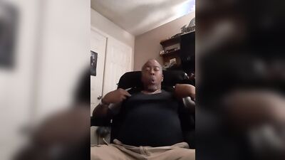 Amateur bloke is flashing his BBC in this homemade video