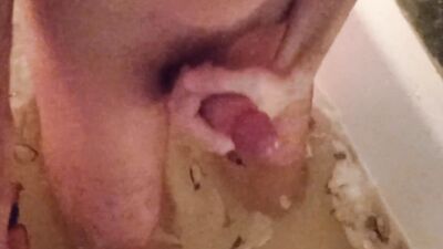 Amateur gay bloke is jerking off while taking a hot bath