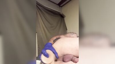 Amateur bloke is stretching his hole in front of the camera
