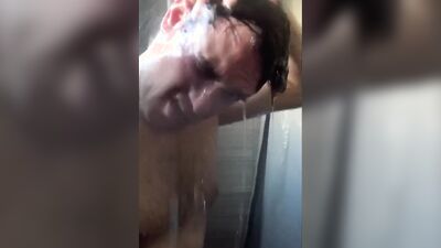 Pervertes amateur guy is filming himself while taking a shower