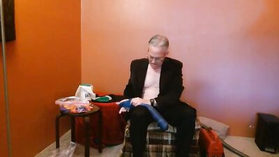 Amateur perverted stepdad is playing with a huge blue balloon