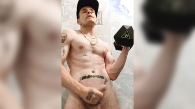 Amateur bloke is working out and jerking off in front of the cam