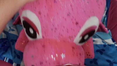 Pervertes stepdad is rubbing a cock on a pinky dragon toy