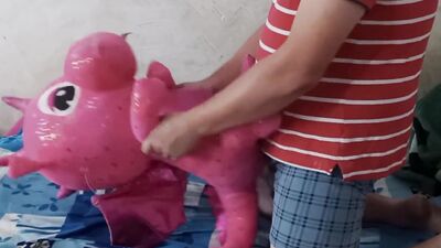 Pervertes stepdad is rubbing a cock on a pinky dragon toy