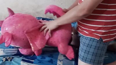 Pervertes stepdad is rubbing a cock on a pinky dragon toy