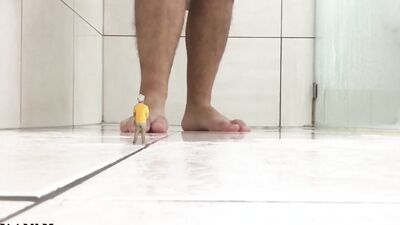 Amateur gay fellow is flashing his feet while taking a hot shower