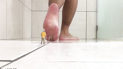 Amateur gay fellow is flashing his feet while taking a hot shower